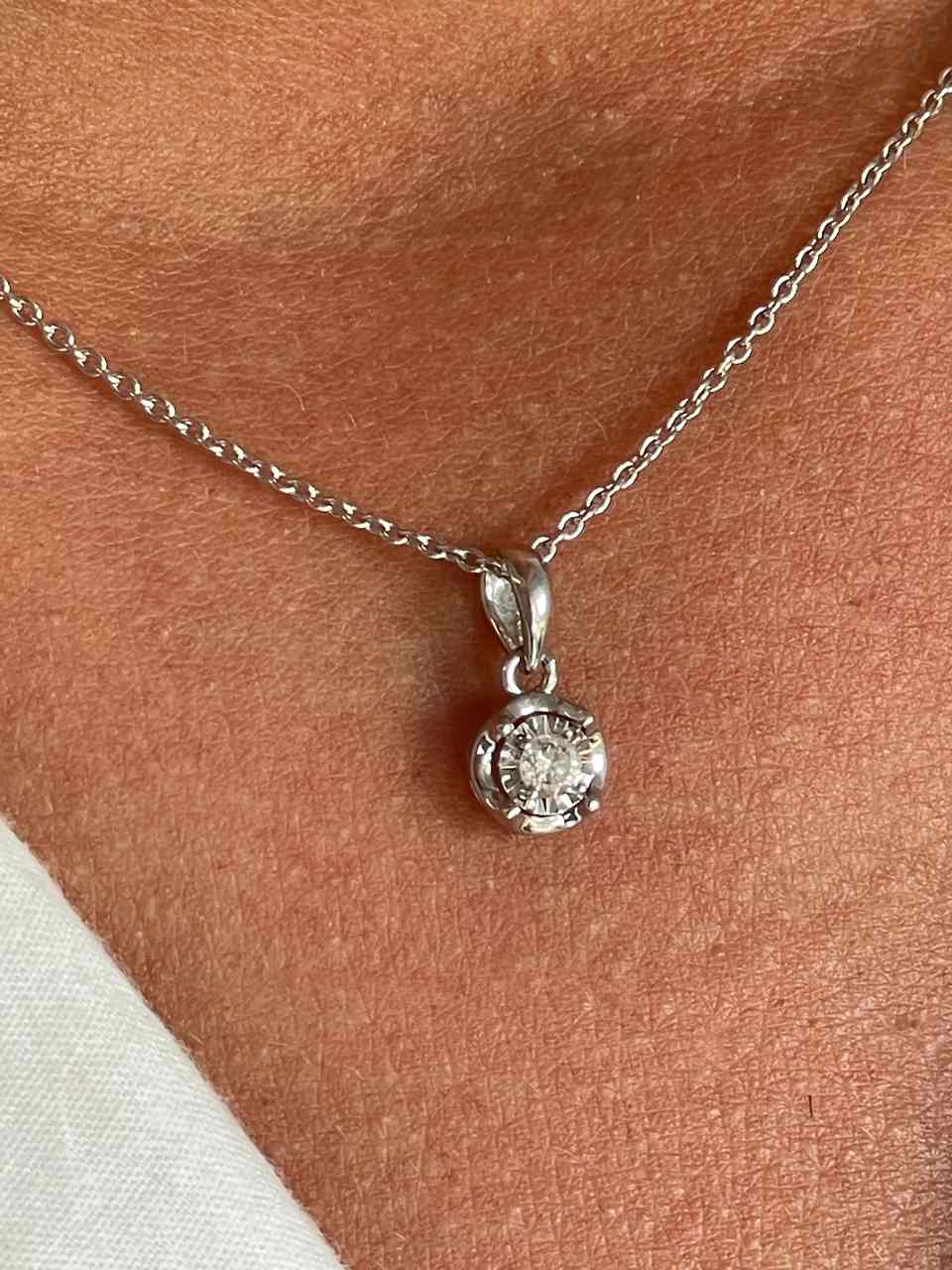 ALGUER pendant, 18k white gold charm with brilliant illusion view.