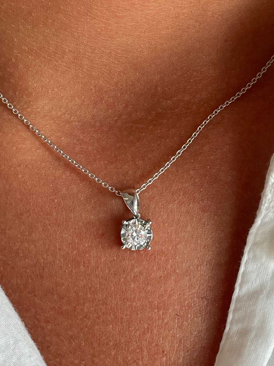 BATH pendant, 18k white gold charm with brilliant illusion view.