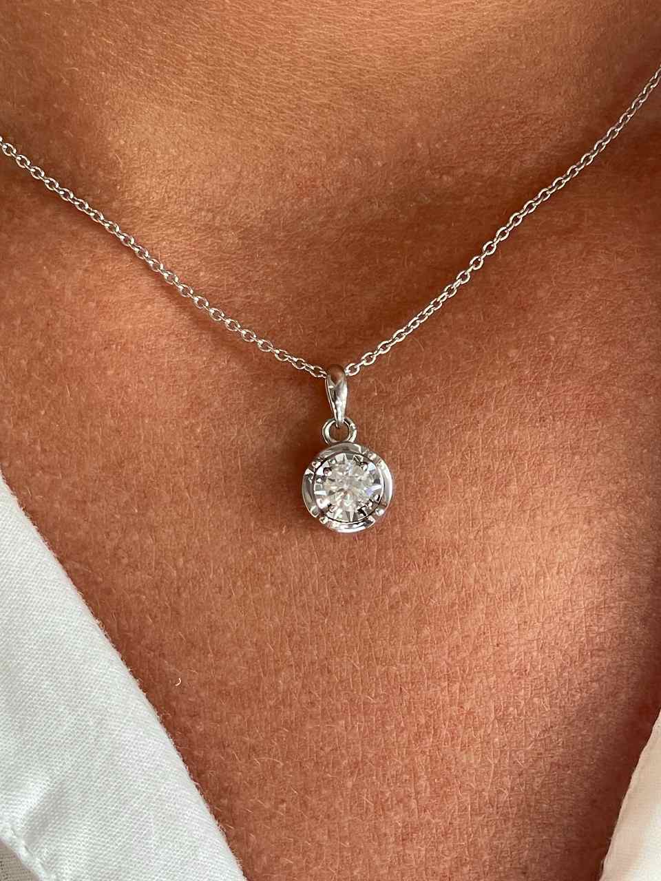 ALGUER pendant, 18k white gold charm with brilliant illusion view.