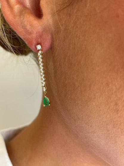Pendientes PITOMBA largos oro amarillo de 18 ktes zafiros o esmeralda y brillantes.