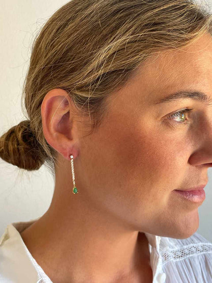 Pendientes PITOMBA largos oro amarillo de 18 ktes zafiros o esmeralda y brillantes.