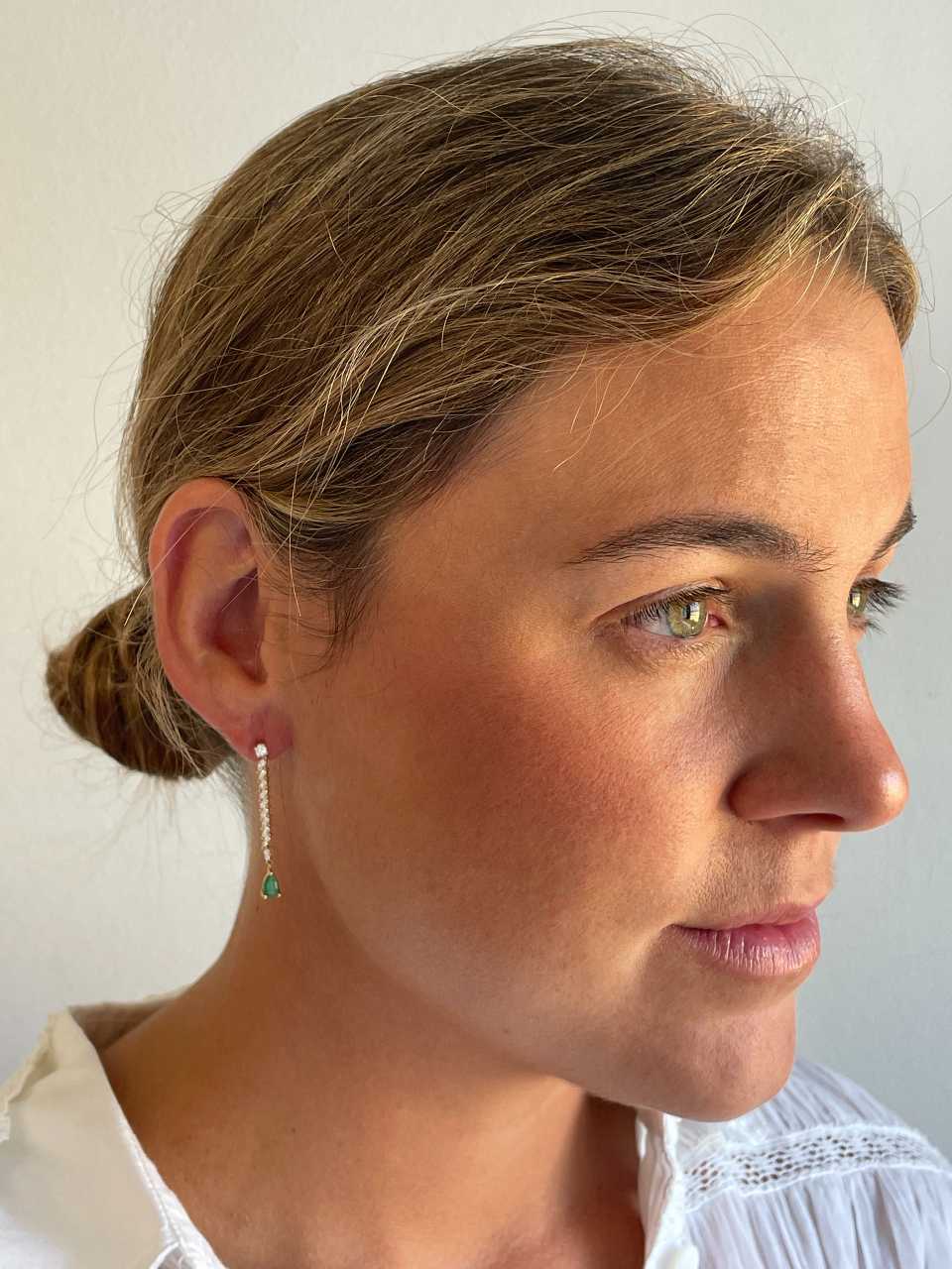 Pendientes PITOMBA largos oro amarillo de 18 ktes zafiros o esmeralda y brillantes.
