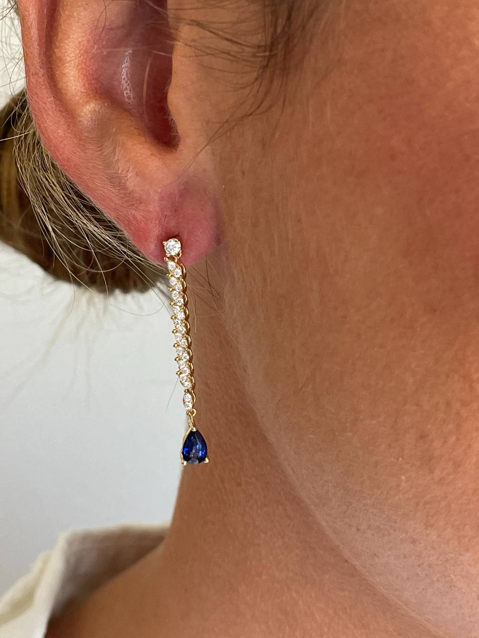 Pendientes PITOMBA largos oro amarillo de 18 ktes zafiros o esmeralda y brillantes.