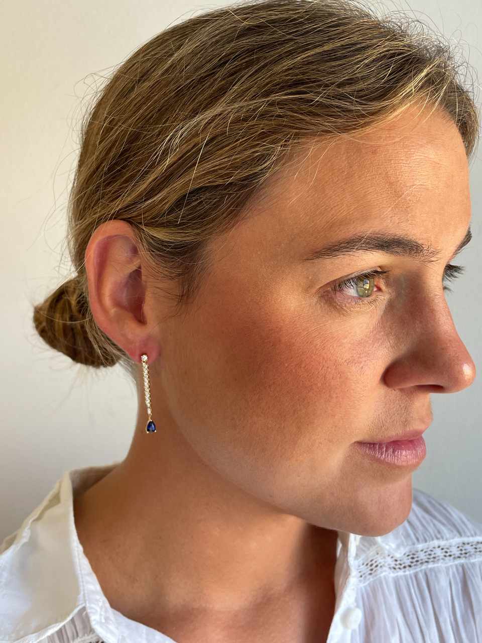 Pendientes PITOMBA largos oro amarillo de 18 ktes zafiros o esmeralda y brillantes.