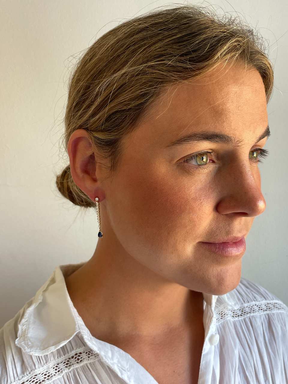 Pendientes PITOMBA largos oro amarillo de 18 ktes zafiros o esmeralda y brillantes.