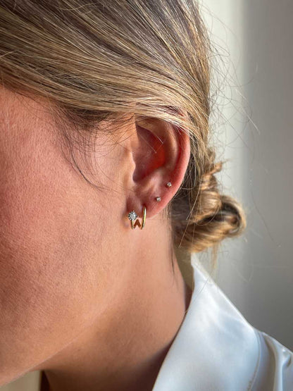 Pendientes cortos GAMBIA oro amarillo de 18 kilates y diamantes.