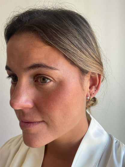 Pendientes cortos GAMBIA oro amarillo de 18 kilates y diamantes.