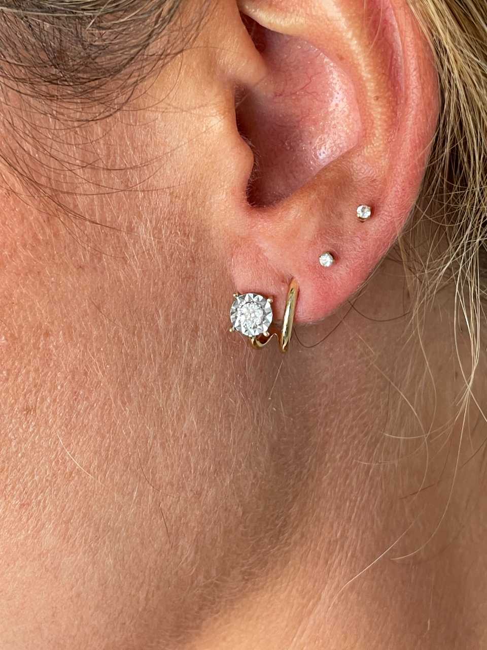Pendientes cortos PEUMO oro amarillo de 18 kilates y diamantes.