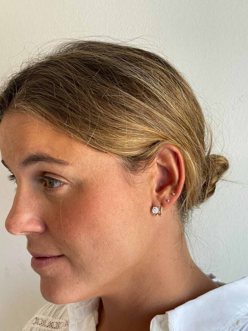 Pendientes cortos PEUMO oro amarillo de 18 kilates y diamantes.