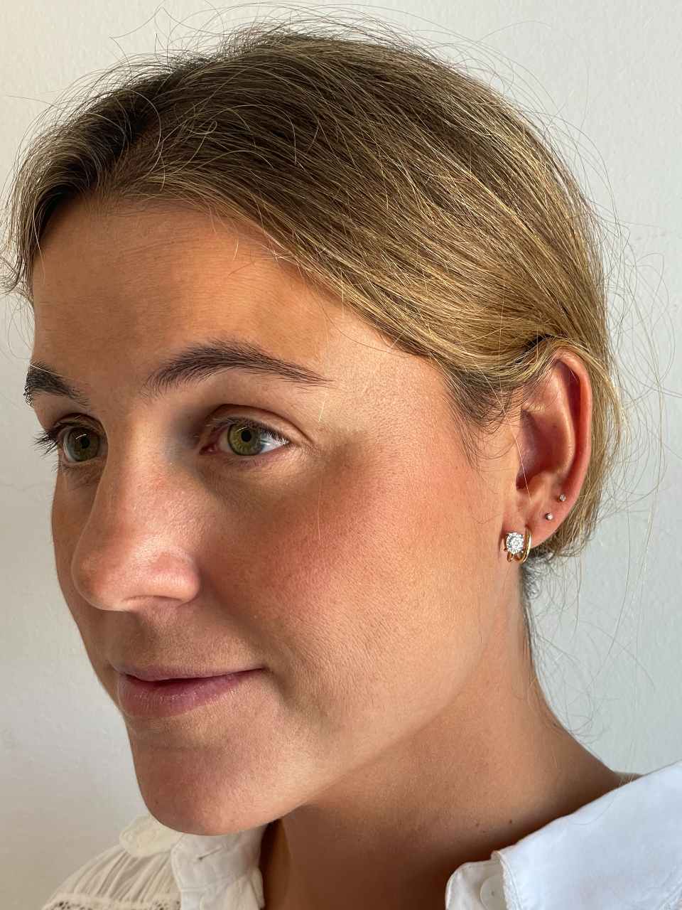 Pendientes cortos PEUMO oro amarillo de 18 kilates y diamantes.
