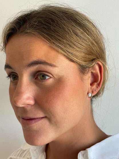 Pendientes cortos PEUMO oro amarillo de 18 kilates y diamantes.