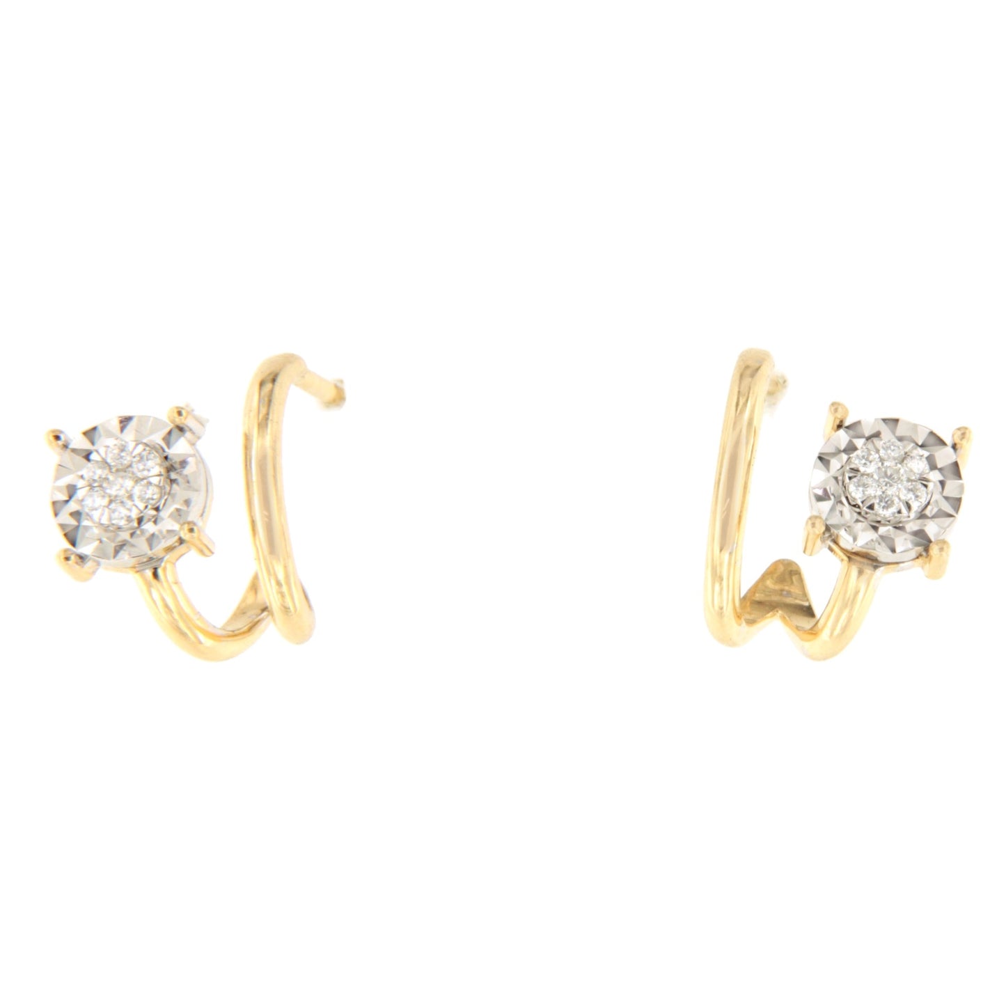 Pendientes cortos PEUMO oro amarillo de 18 kilates y diamantes.