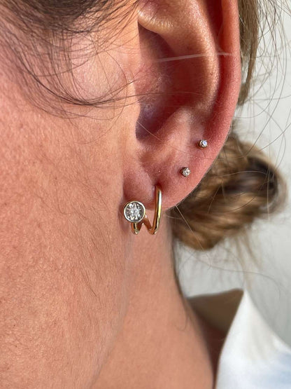 PEUMO short earrings in 18-karat yellow gold and diamonds.