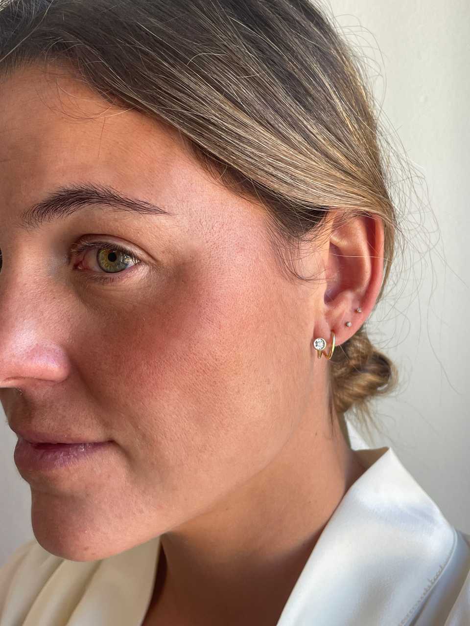 PEUMO short earrings in 18-karat yellow gold and diamonds.