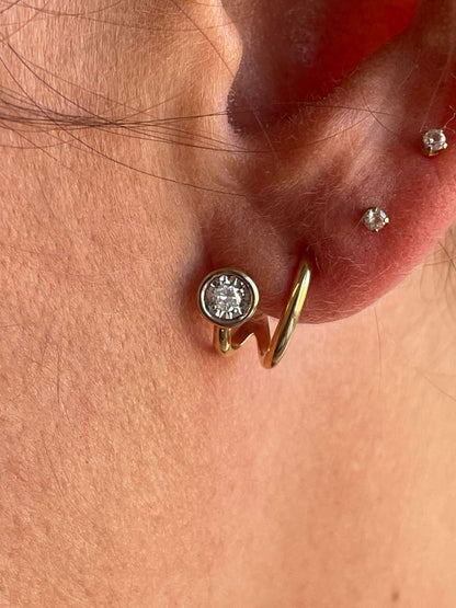 PEUMO short earrings in 18-karat yellow gold and diamonds.