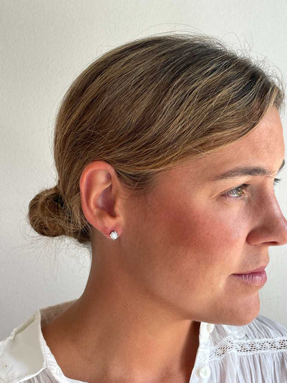 GUANA stud earrings with diamond studs and claw setting in 18k white gold.