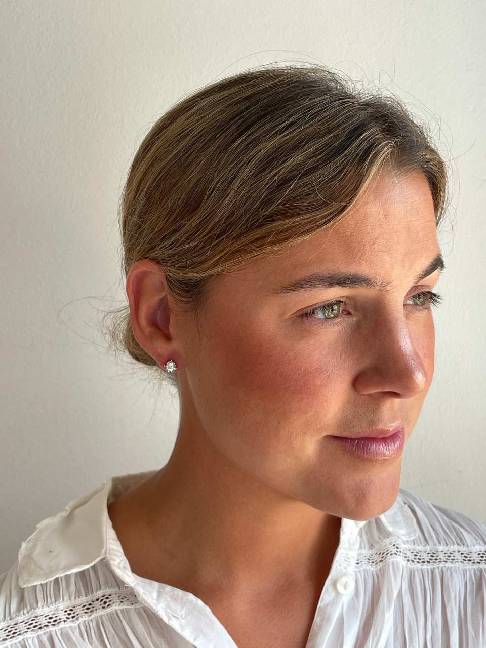 GUANA stud earrings with diamond studs and claw setting in 18k white gold.