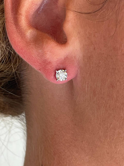 GUANA stud earrings with diamond studs and claw setting in 18k white gold.