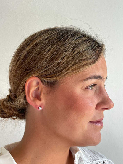 GUANA stud earrings with diamond studs and claw setting in 18k white gold.