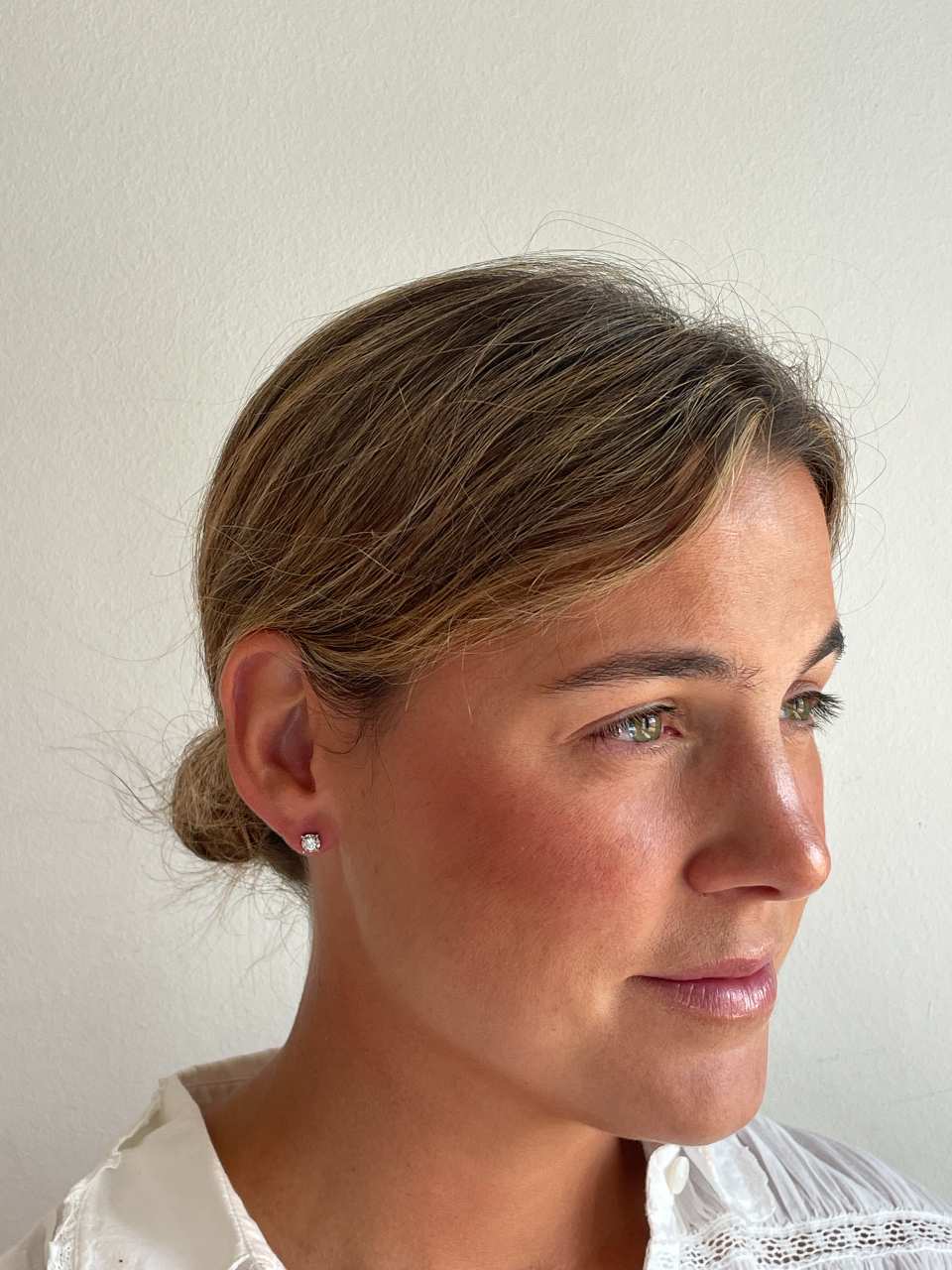 GUANA stud earrings with diamond studs and claw setting in 18k white gold.