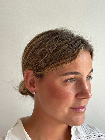 GUANA stud earrings with diamond studs and claw setting in 18k white gold.