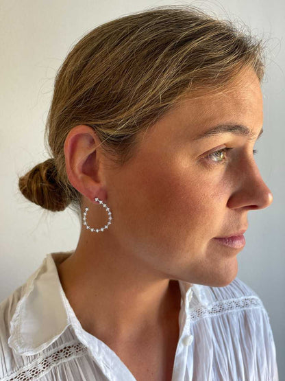 WINDSOR open hoop earring in 18k white gold with diamonds