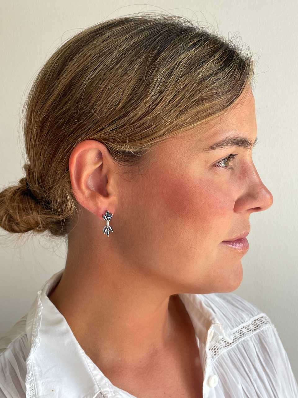 INARI marquise sapphires and diamonds earrings in 18k white gold