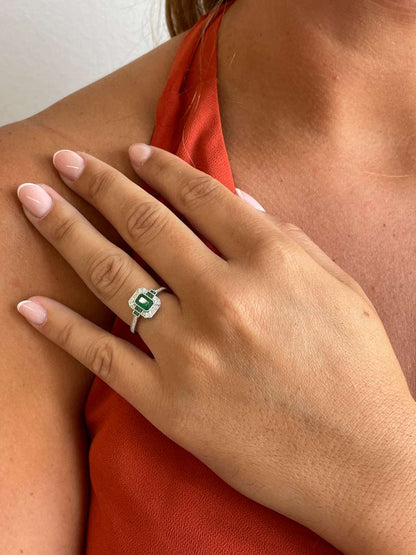 Anillo DORTMUND roseta esmeralda baguettes y brillantes en oro blanco 18 ktes.