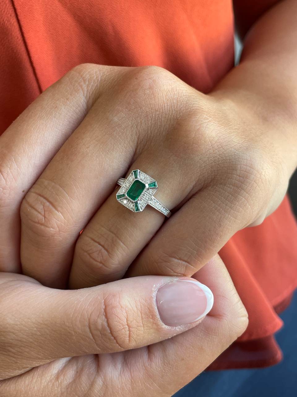 Anillo BAEL roseta esmeralda baguettes y brillantes en oro blanco 18 ktes.