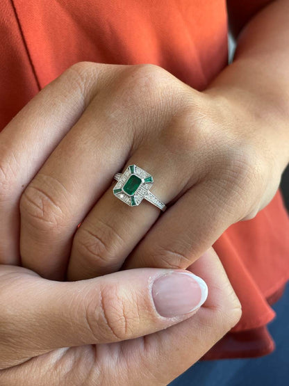 Anillo BAEL roseta esmeralda baguettes y brillantes en oro blanco 18 ktes.