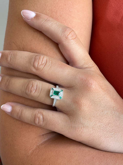 Anillo BAEL roseta esmeralda baguettes y brillantes en oro blanco 18 ktes.