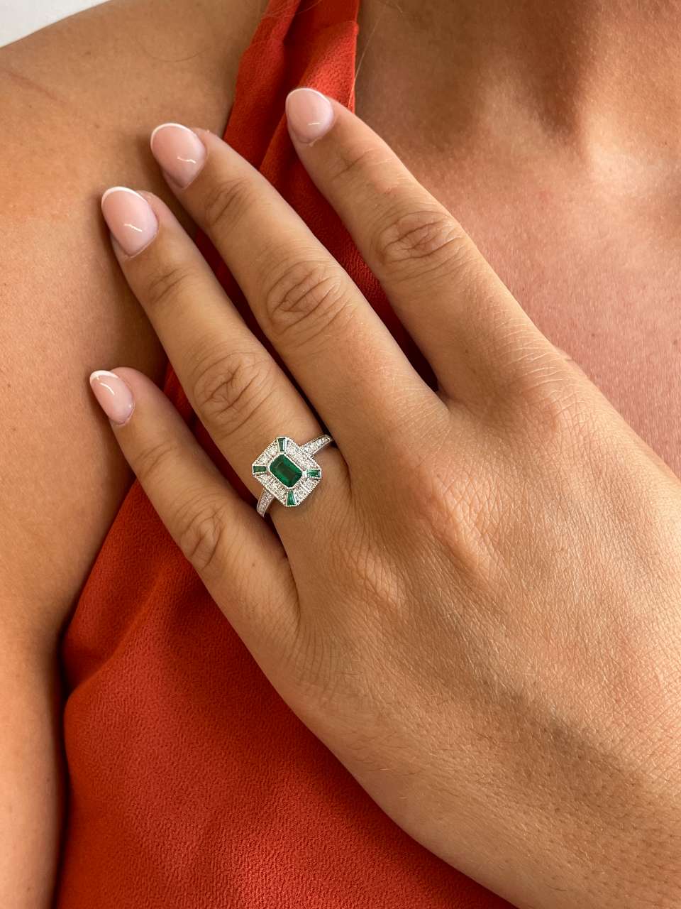 Anillo BAEL roseta esmeralda baguettes y brillantes en oro blanco 18 ktes.
