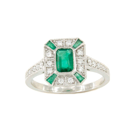 Anillo BAEL roseta esmeralda baguettes y brillantes en oro blanco 18 ktes.