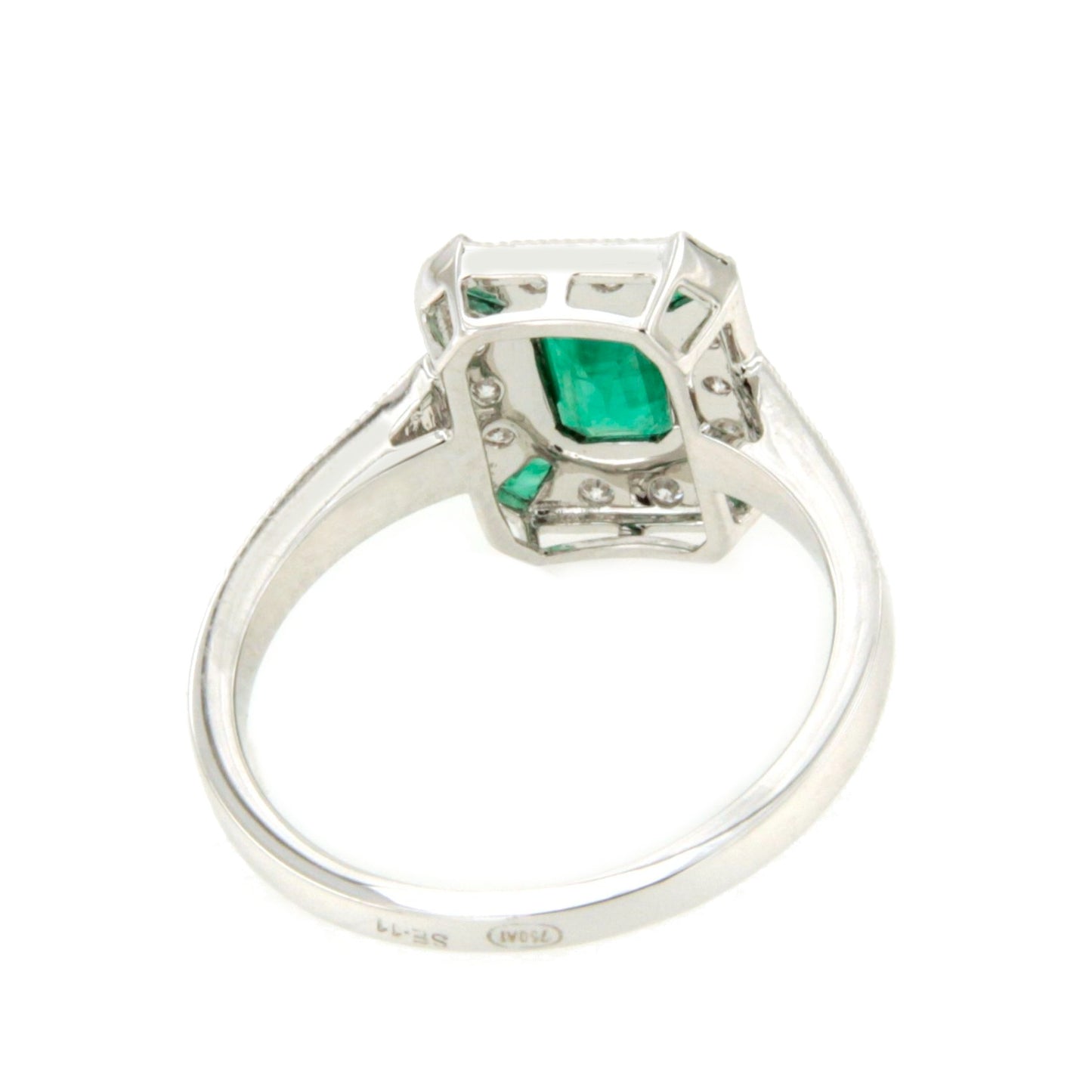 Anillo BAEL roseta esmeralda baguettes y brillantes en oro blanco 18 ktes.