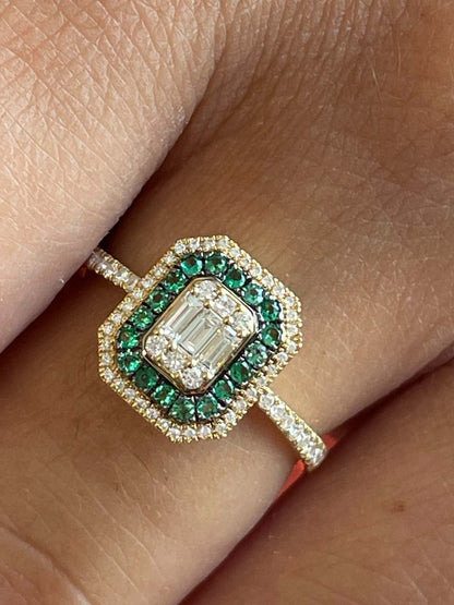 Anillo KURUMAN centro baguettes, brillantes y esmeraldas oro amarillo de 18 ktes