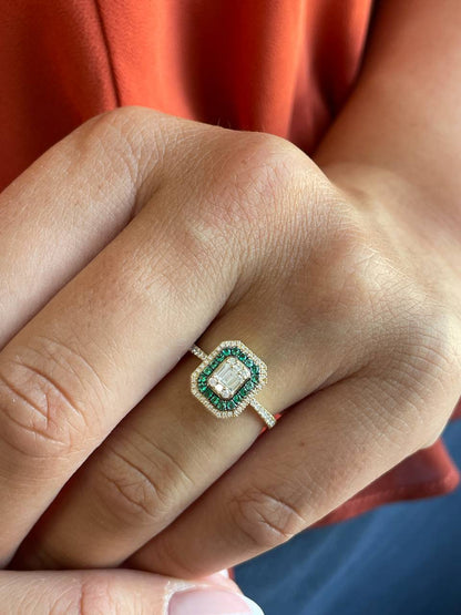 Anillo KURUMAN centro baguettes, brillantes y esmeraldas oro amarillo de 18 ktes