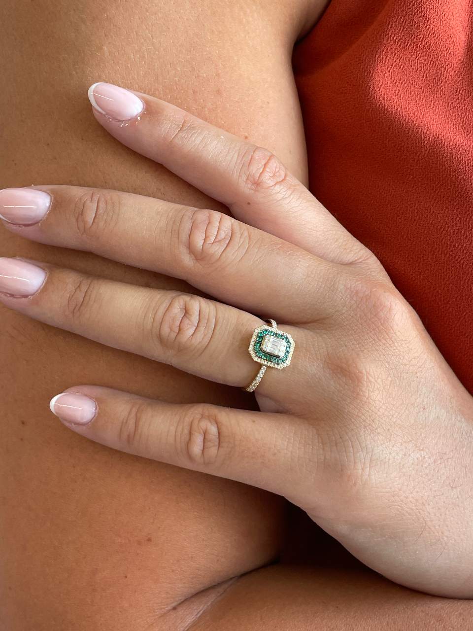 Anillo KURUMAN centro baguettes, brillantes y esmeraldas oro amarillo de 18 ktes