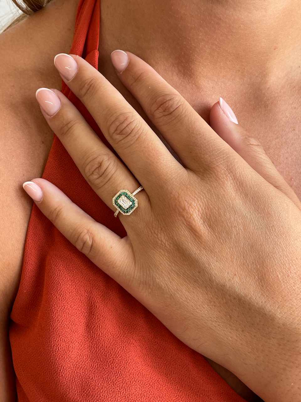 Anillo KURUMAN centro baguettes, brillantes y esmeraldas oro amarillo de 18 ktes