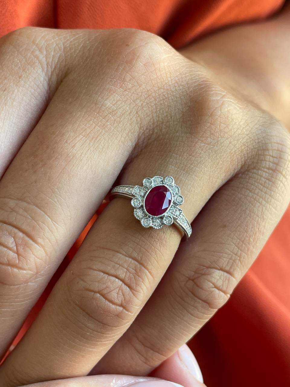 Anillo BENONI  roseta rubie oval y brillantes oro blanco de 18 ktes.