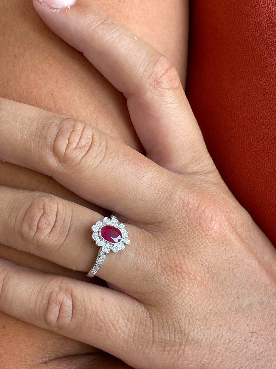 Anillo BENONI  roseta rubie oval y brillantes oro blanco de 18 ktes.