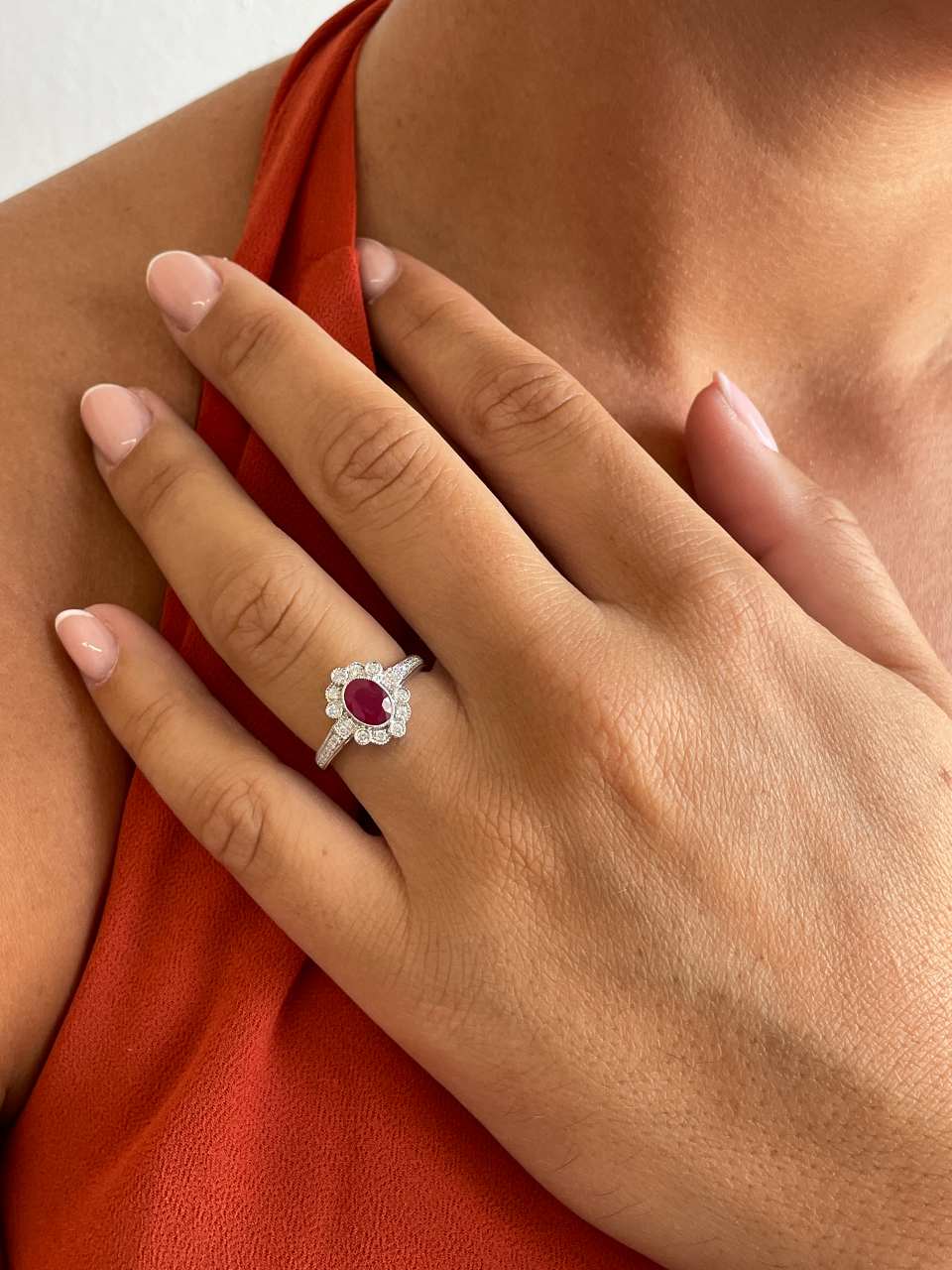 Anillo BENONI  roseta rubie oval y brillantes oro blanco de 18 ktes.