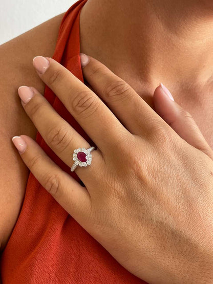 Anillo BENONI  roseta rubie oval y brillantes oro blanco de 18 ktes.