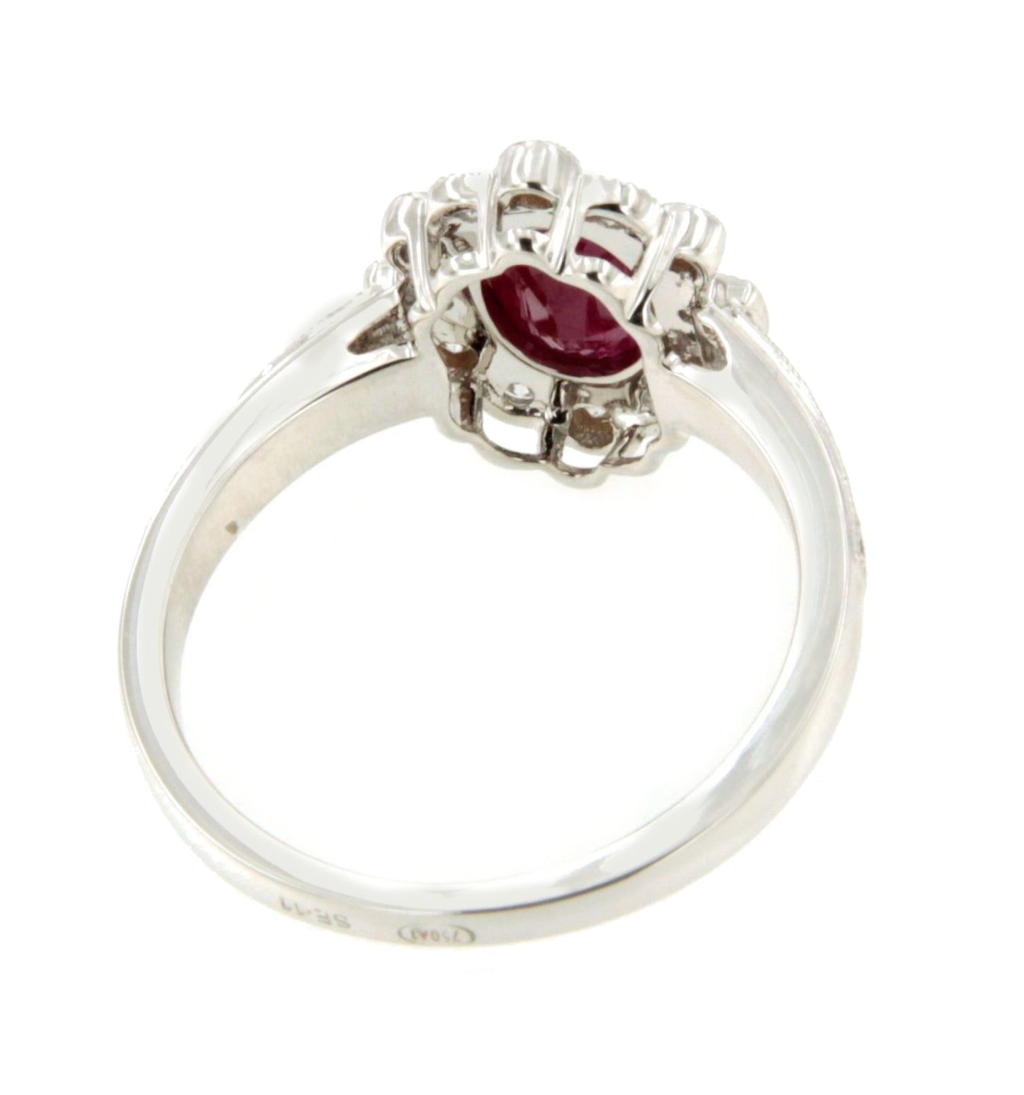 Anillo BENONI  roseta rubie oval y brillantes oro blanco de 18 ktes.