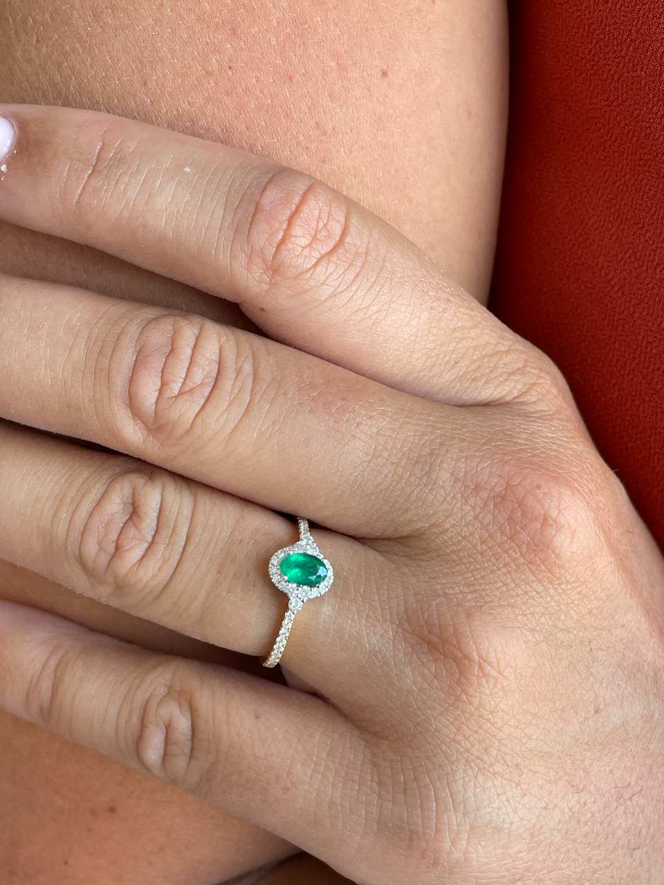 Anillo YANTEN roseta esmeralda o rubie con brillantes oro blanco o amarillo 18 ktes