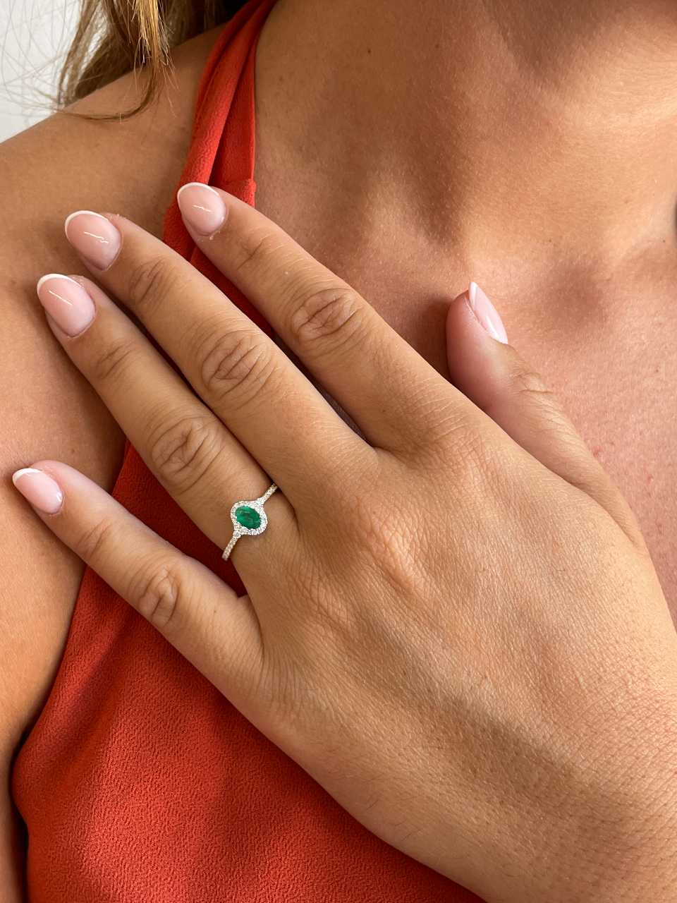 Anillo YANTEN roseta esmeralda o rubie con brillantes oro blanco o amarillo 18 ktes