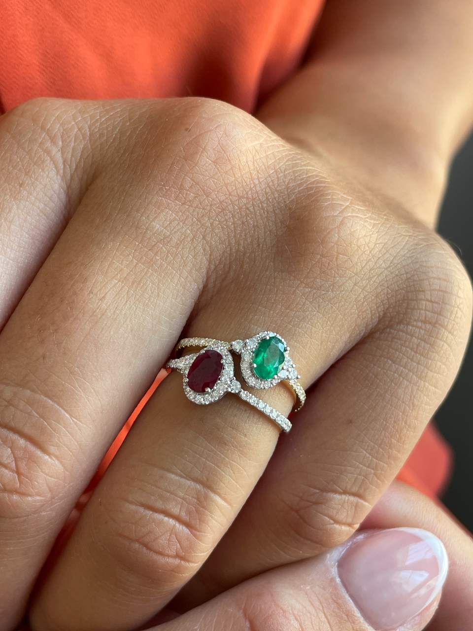 Anillo YANTEN roseta esmeralda o rubie con brillantes oro blanco o amarillo 18 ktes