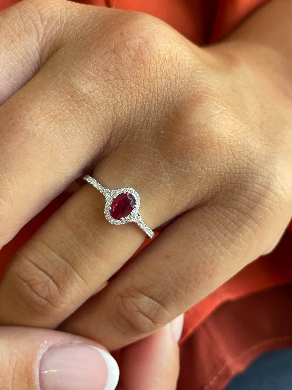 Anillo YANTEN roseta esmeralda o rubie con brillantes oro blanco o amarillo 18 ktes
