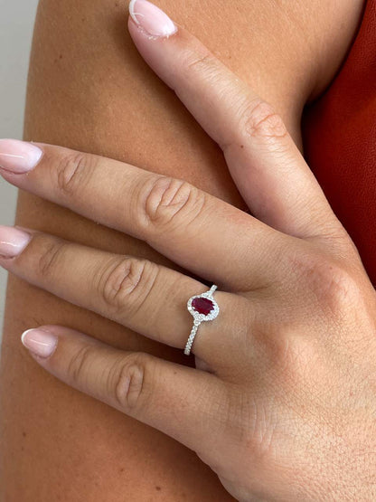 Anillo YANTEN roseta esmeralda o rubie con brillantes oro blanco o amarillo 18 ktes
