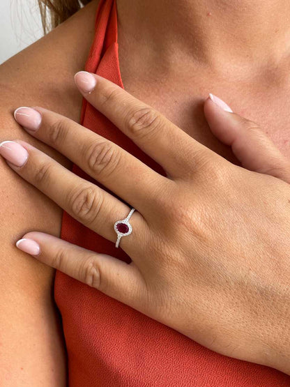 Anillo YANTEN roseta esmeralda o rubie con brillantes oro blanco o amarillo 18 ktes