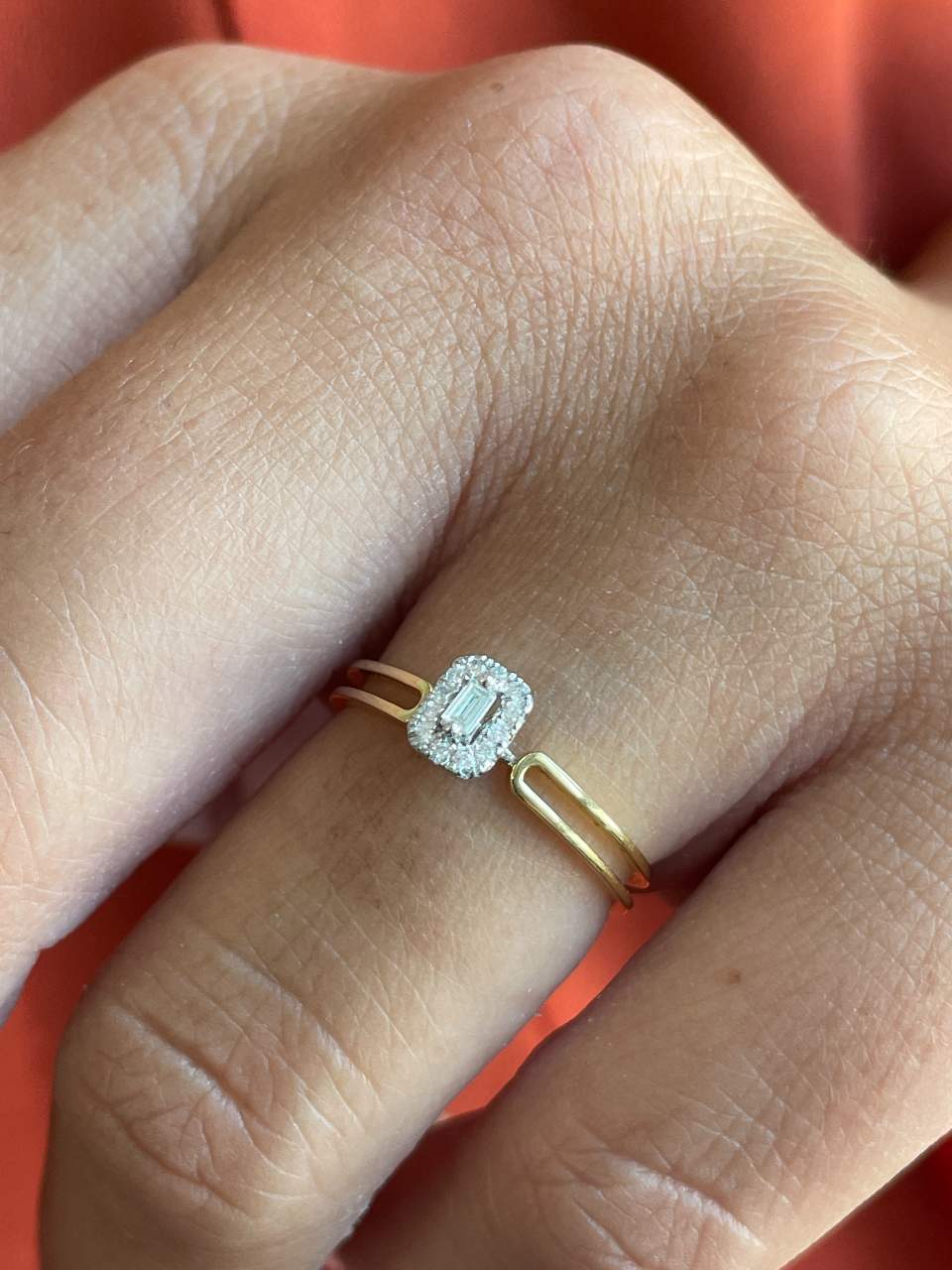 Anillo IMBU doble brazo centro con diamantes en oro amarillo de 18 ktes